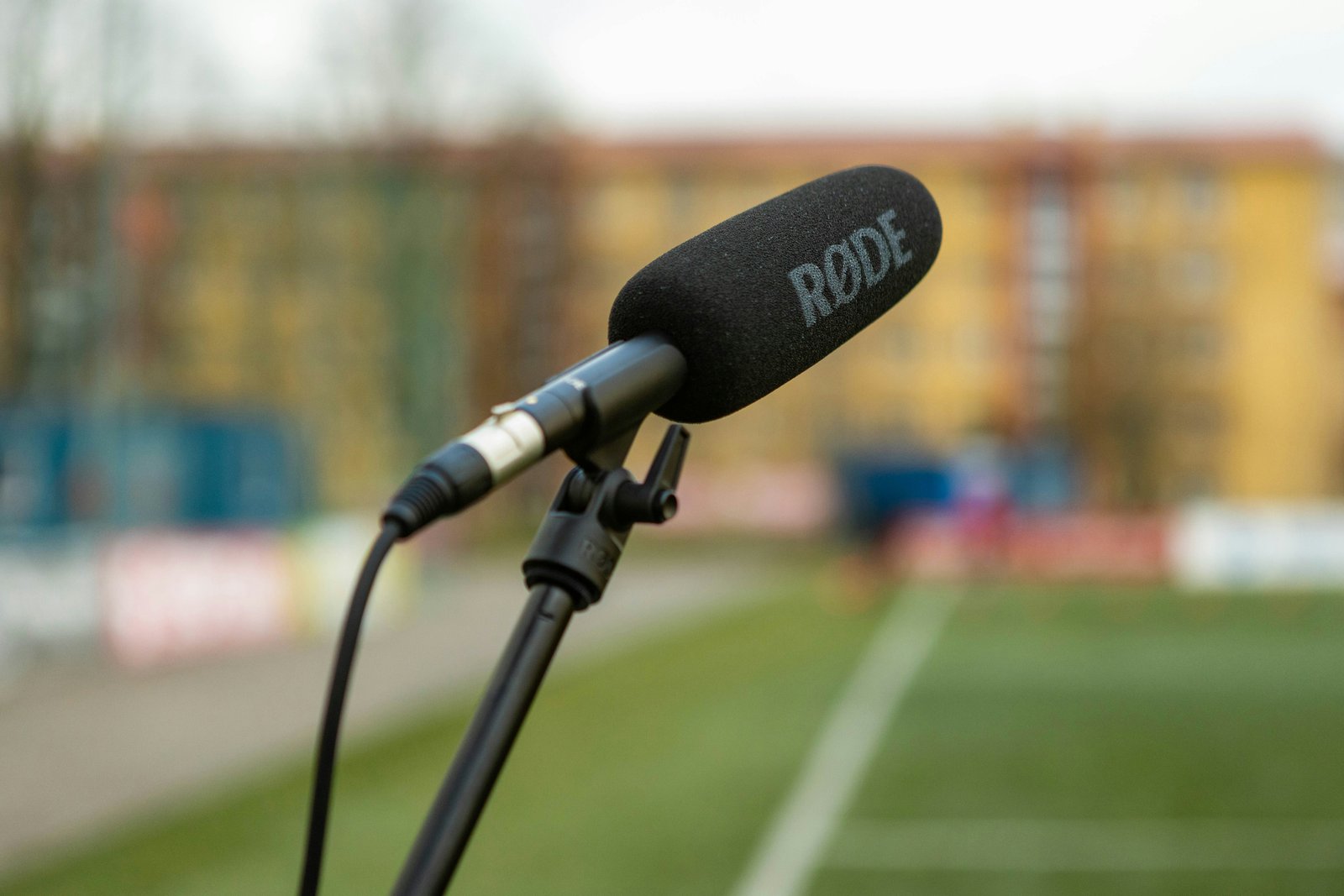 Microphone au bord d'un terrain de football