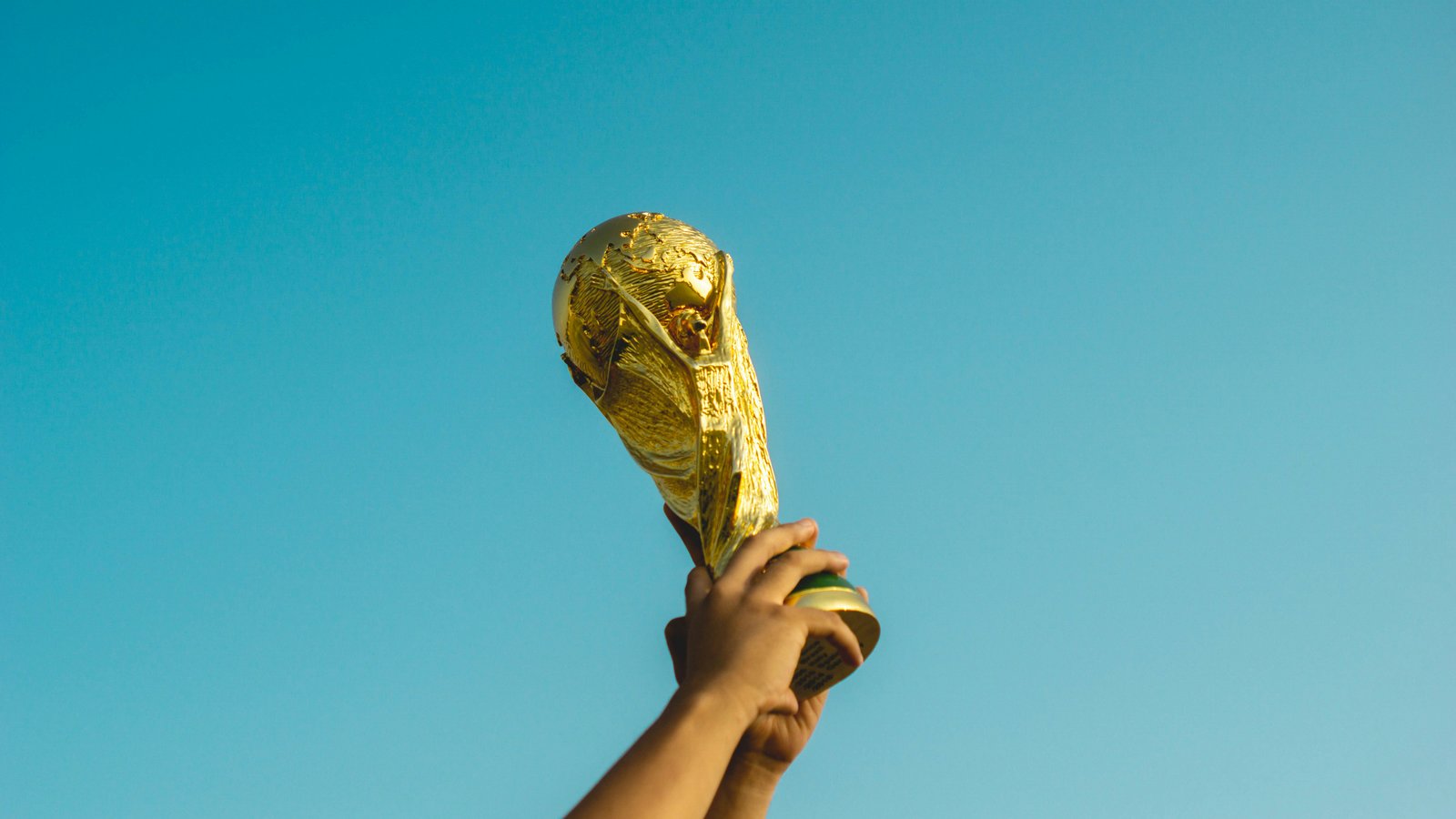 Trophée de football levé vers le ciel